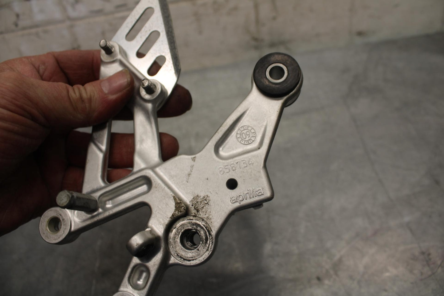 2010 Aprilia RSV1000R RIGHT REARSET REAR SET DRIVER FOOT PEG REST STOP BB513