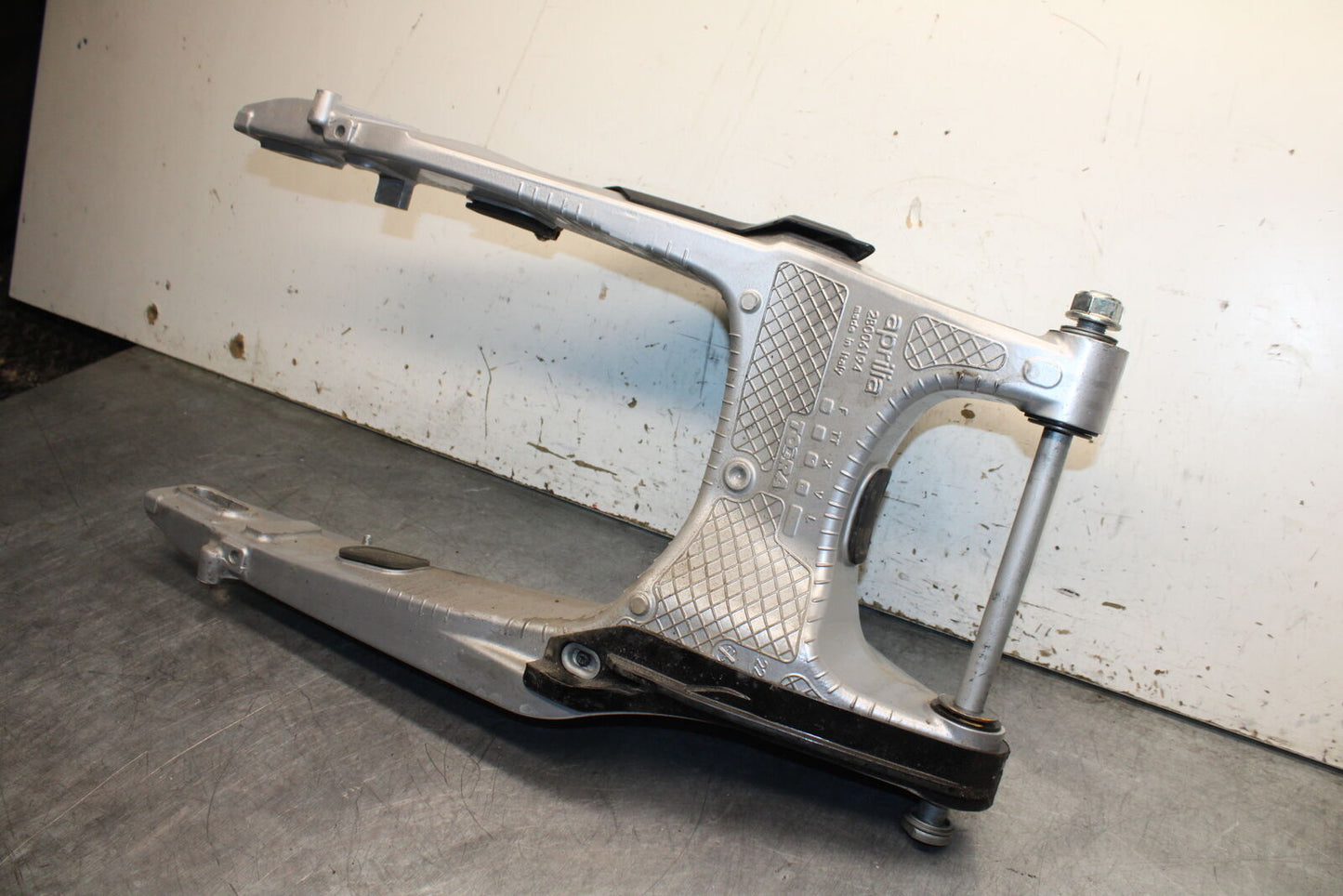 21-24 APRILIA TUONO 660 FACTORY REAR SWINGARM BACK SUSPENSION SWING ARM BB733