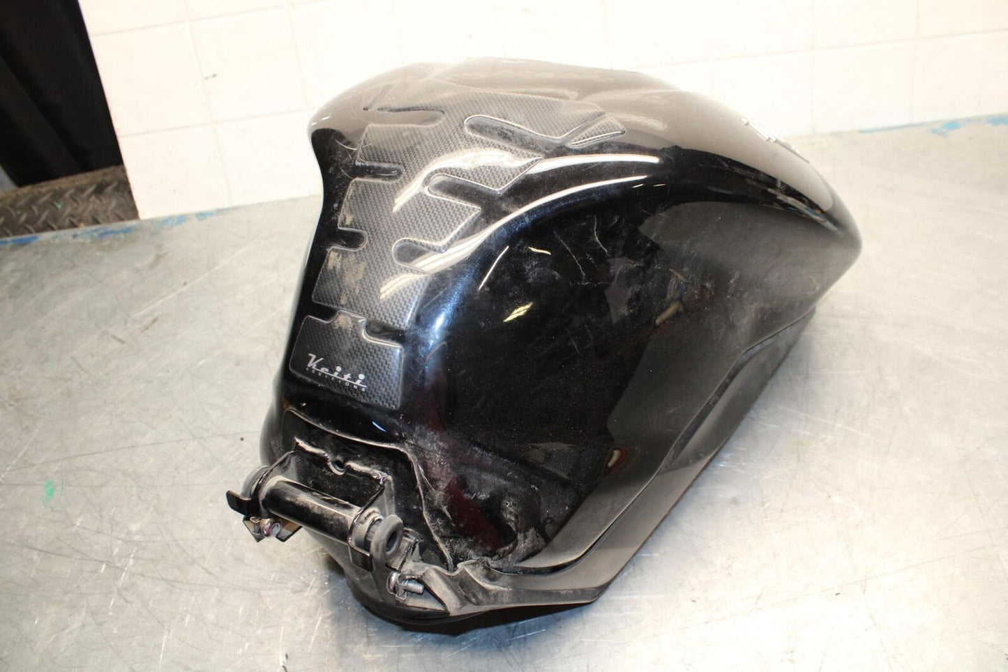 17-21 TRIUMPH STREET TRIPPLE R ABS GAS TANK FUEL CELL PETROL RESERVOIR bb452