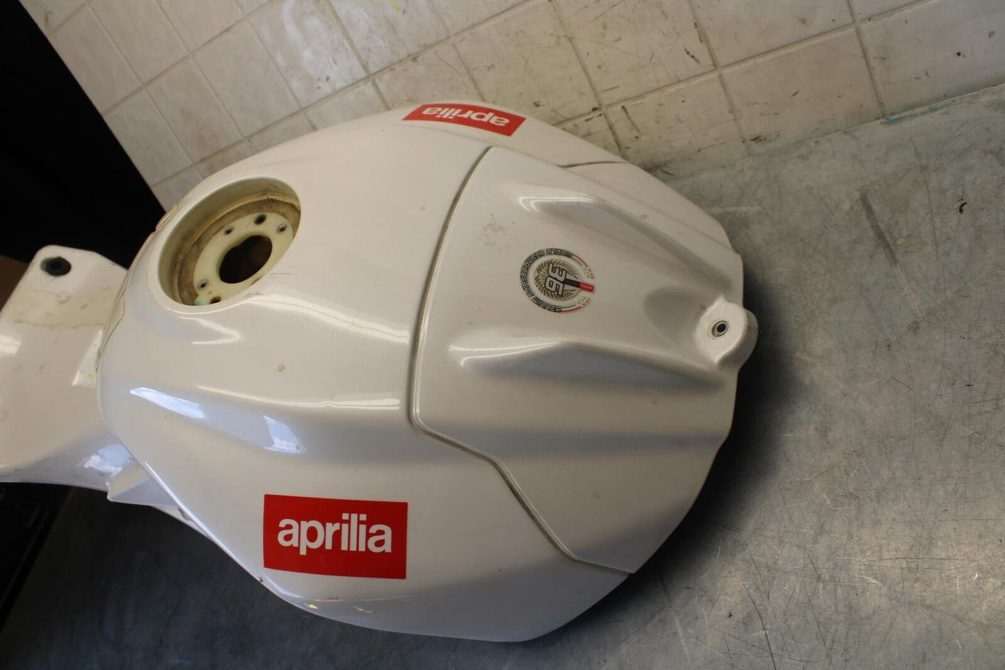 2010 Aprilia RSV1000R WHITE GAS TANK FUEL CELL PETROL RESERVOIR BB513