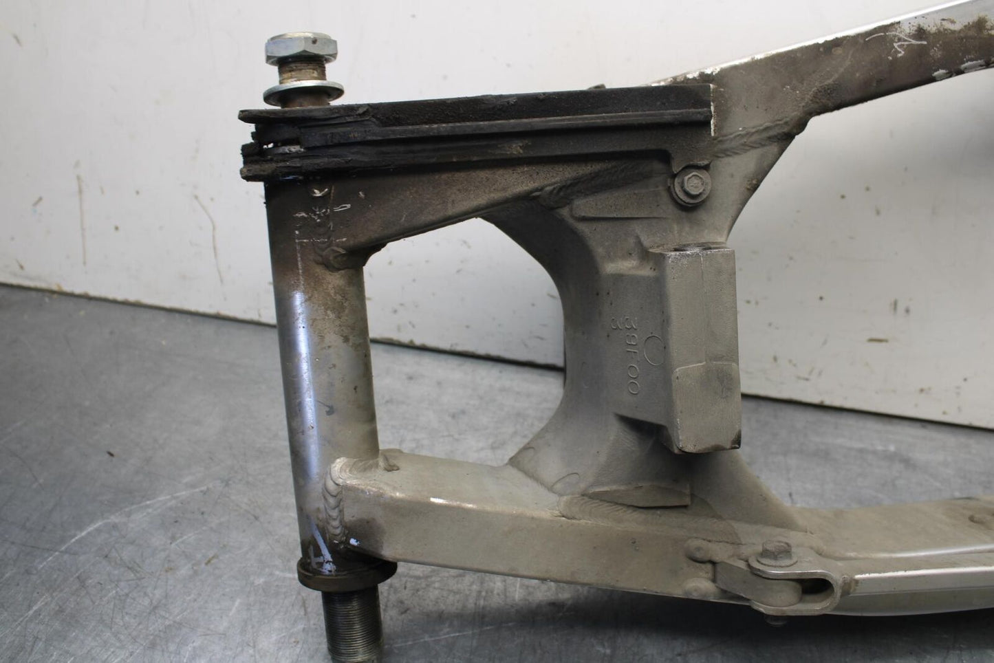 01-03 SUZUKI GSXR600 REAR SWINGARM BACK SUSPENSION SWING ARM 61000-39F00 BB633