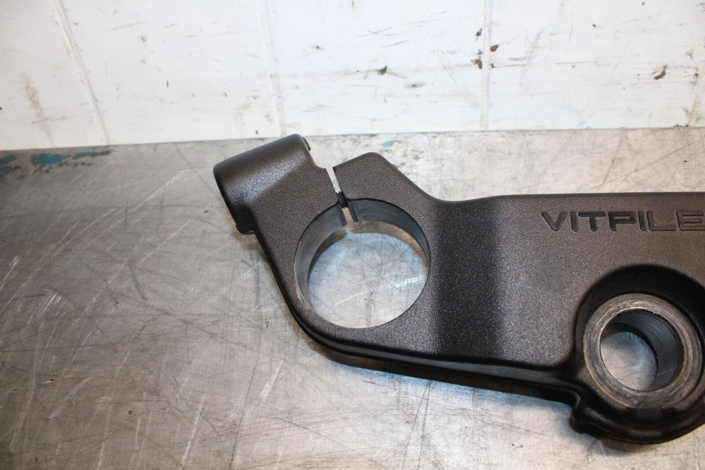 21 HUSQVARNA VITPILEN 401 FORKS UPPER TRIPLE TREE CLAMP BB467