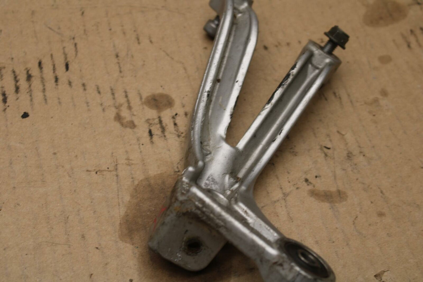 01 SUZUKI GSXR1000 RIGHT REAR BACK PASSENGER HANGER BB155b