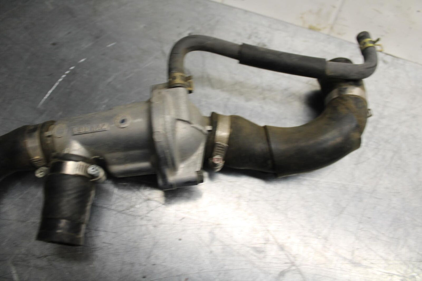98-99 YAMAHA YZF R1 THERMOSTAT W HOUSING ASSEMBLY 4FM-12410-00-00 BB74