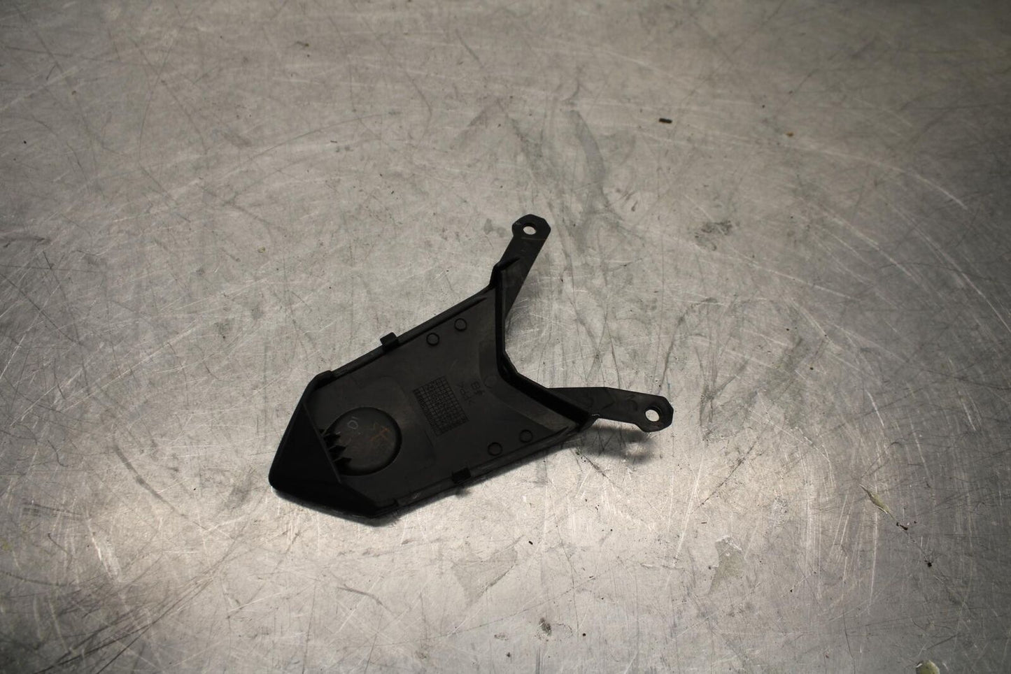 17-18 YAMAHA YZF R3 REAR TAILLIGHT BRAKE LIGHT TRIM BB438