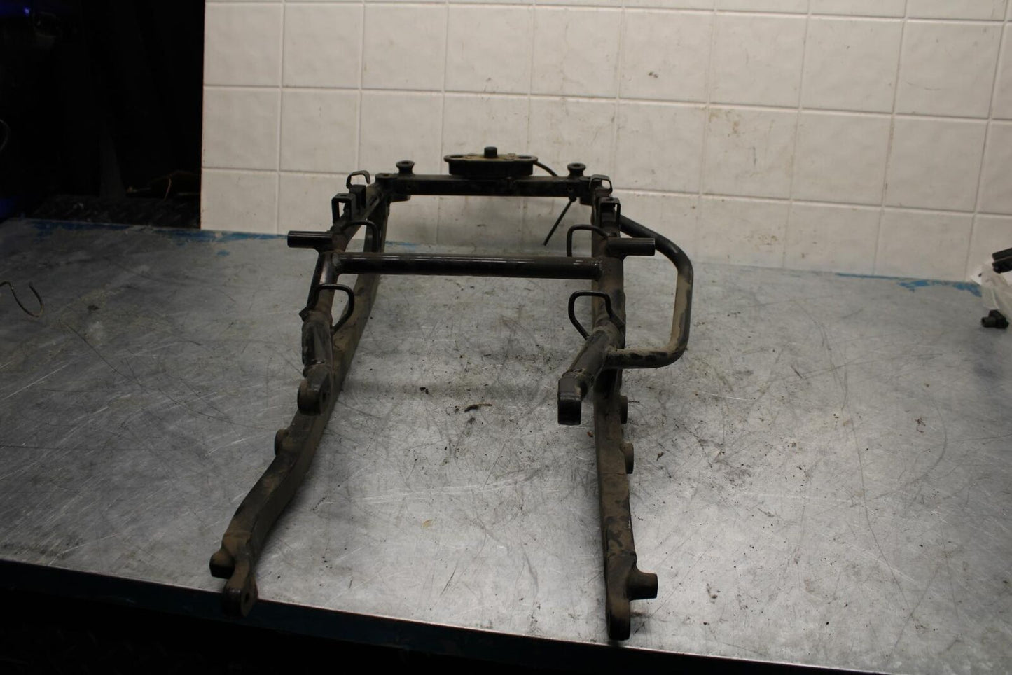 99-07 SUZUKI HAYABUSA GSX1300R REAR BACK TAIL SUBFRAME SUB FRAME BB426