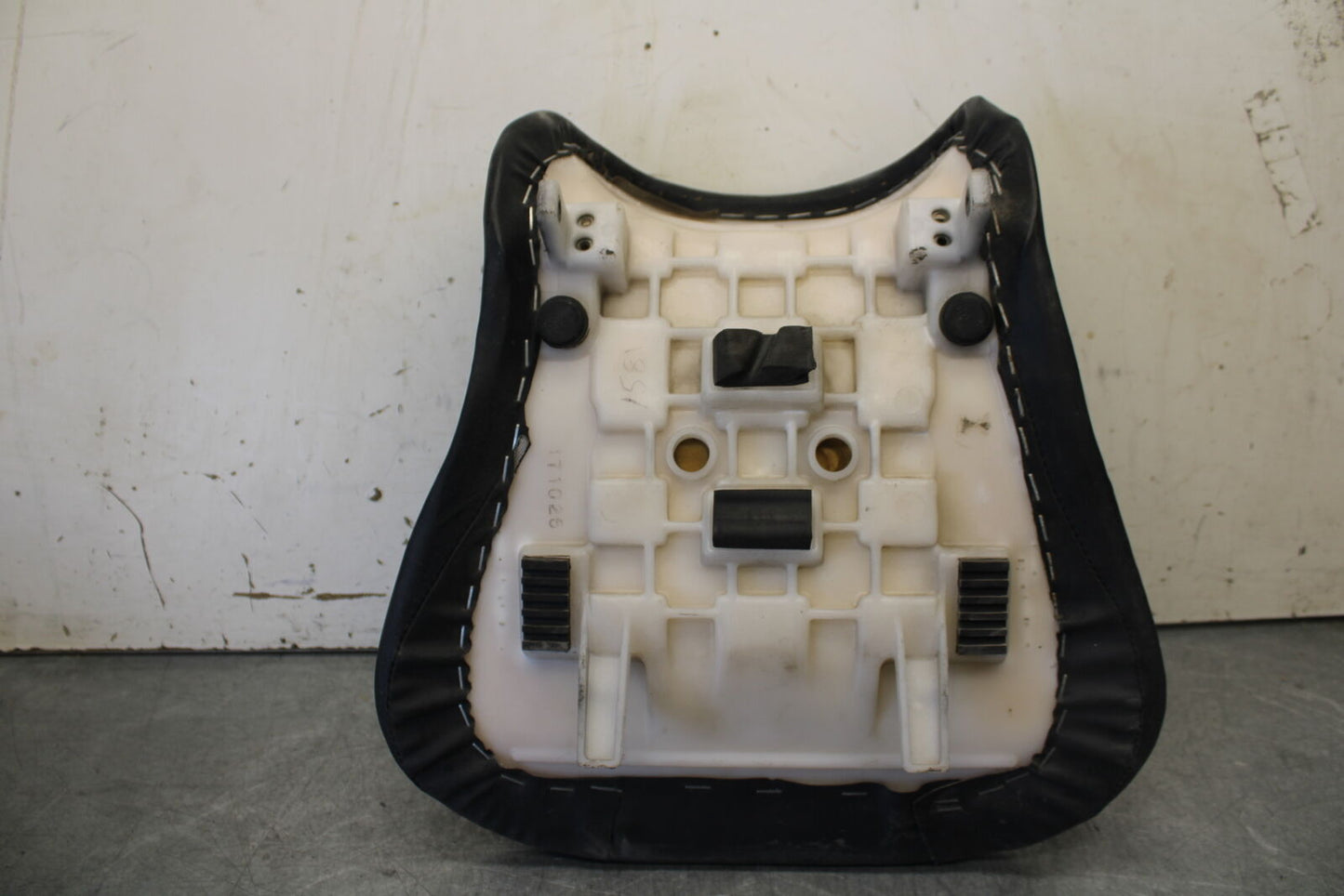 04 SUZUKI GSXR600 FRONT DRIVERS SEAT PAD SADDLE PILLION 45100-29G00-6BY BB676