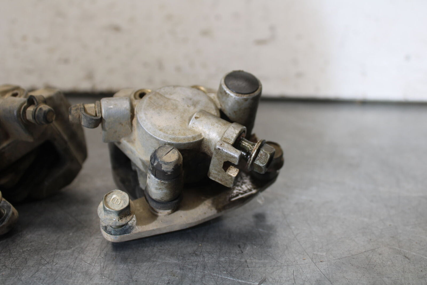 01-05 YAMAHA RAPTOR 660R LEFT RIGHT FRONT BRAKE CALIPER BB695
