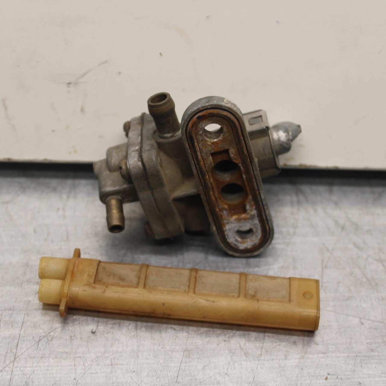 80-83 SUZUKI GS750E FUEL GAS TANK PETCOCK SHUT ON OFF VALVE BB82