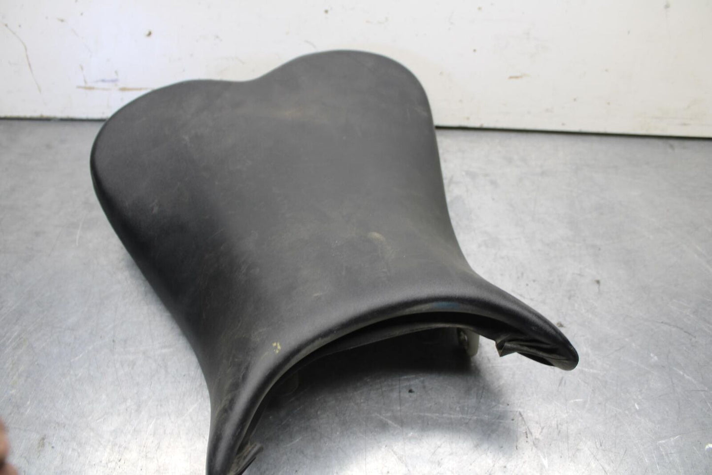 1995 Suzuki RF600R FRONT DRIVERS SEAT PAD SADDLE PILLION BB104
