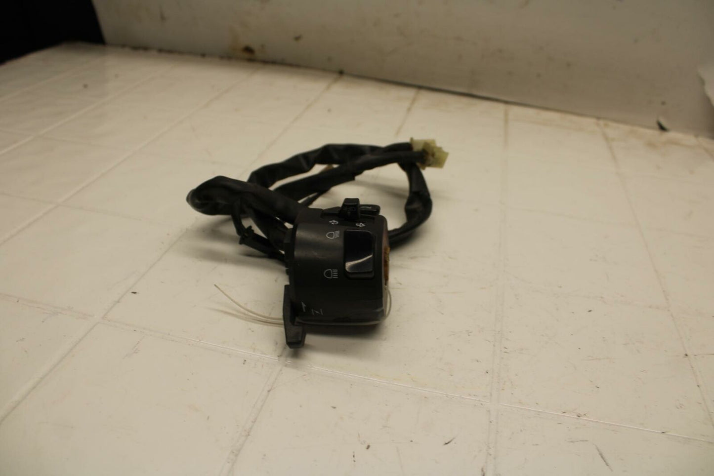 01-05 YAMAHA FZS1000 LEFT CLIP ON HANDLE HORN SIGNALS SWITCH SWITCHES BB 04