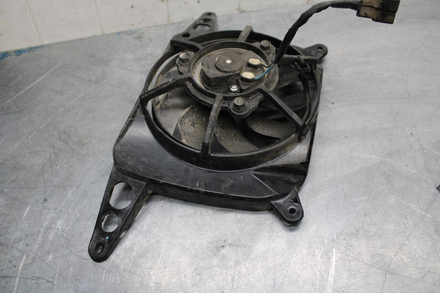 17-21 TRIUMPH STREET TRIPPLE R ABS ENGINE RADIATOR COOLING FAN bb452