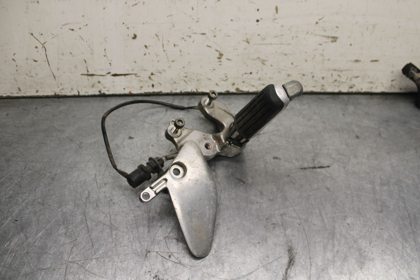 96-07 YAMAHA YZF600R RIGHT REARSET REAR SET DRIVER FOOT PEG REST STOP BB746