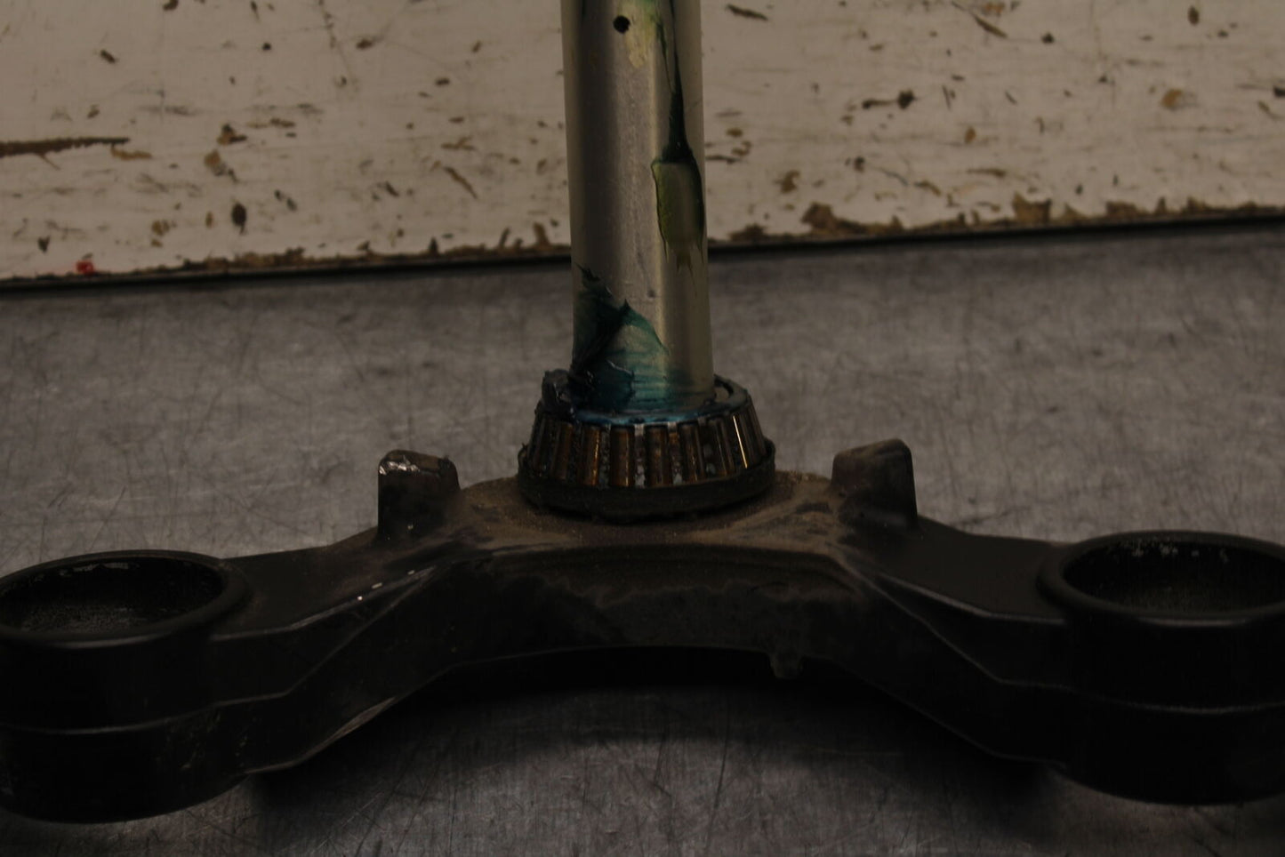 03-04 TRIUMPH DAYTONA 600 FRONT FORKS CLAMP LOWER TRIPLE TREE STEM BB745