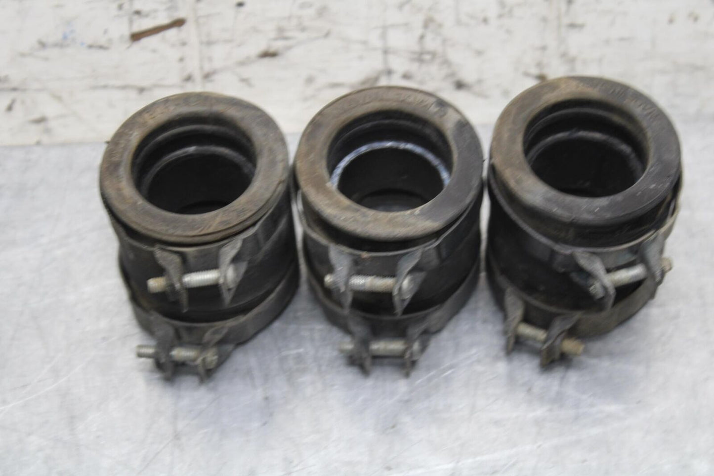 75 SUZUKI GT 550 CARBS CARBURETORS INTAKE BOOTS BB67