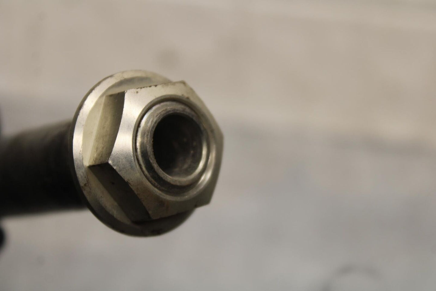 2015 Suzuki GSXR750 FRONT WHEEL RIM AXLE PIVOT BOLT 54711-14J00 BB595