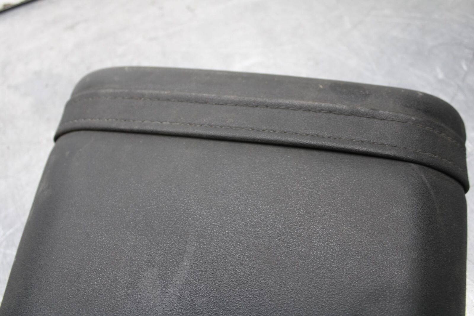 01-03 SUZUKI GSXR600 REAR BACK PASSENGER TANDEM SEAT PAD SADDLE PILLION BB633