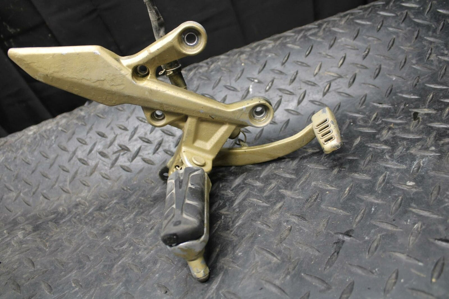 16-18 HONDA CBR500R RIGHT REARSET REAR SET DRIVER FOOT PEG REST STOP BB231