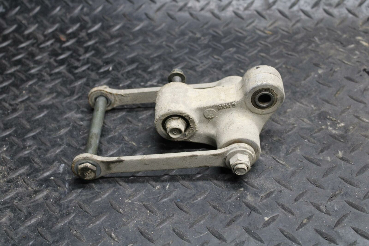 02 YAMAHA V STAR 1100 REAR BACK SUSPENSION SHOCK LINKAGE LINK BB199
