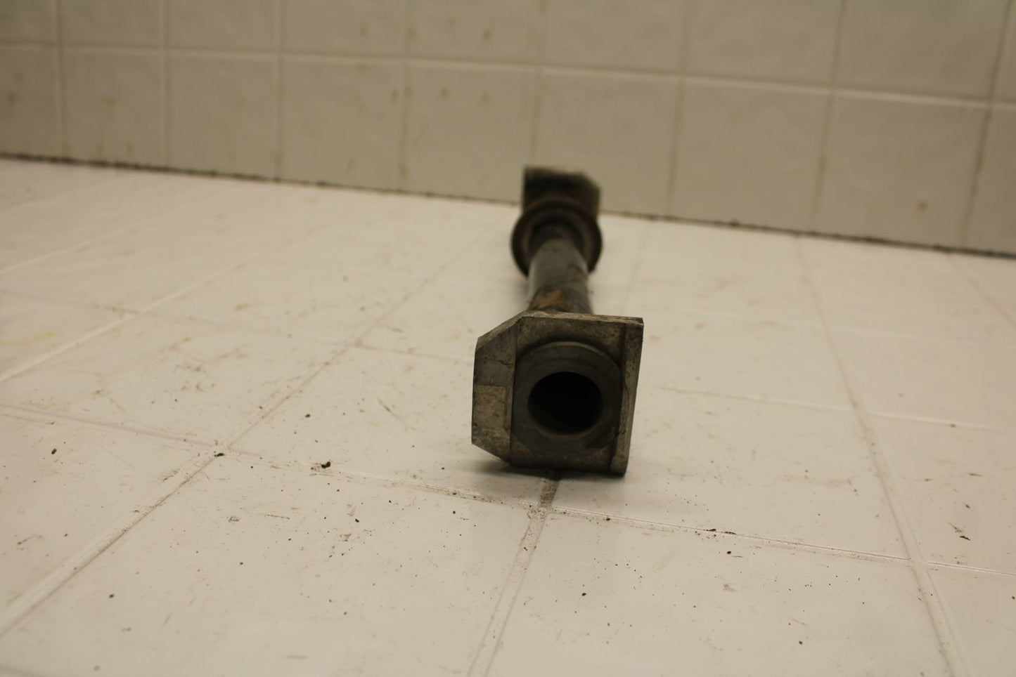 01-02 SUZUKI GSXR750 REAR AXLE BACK WHEEL RIM PIVOT BOLT AXEL BB402