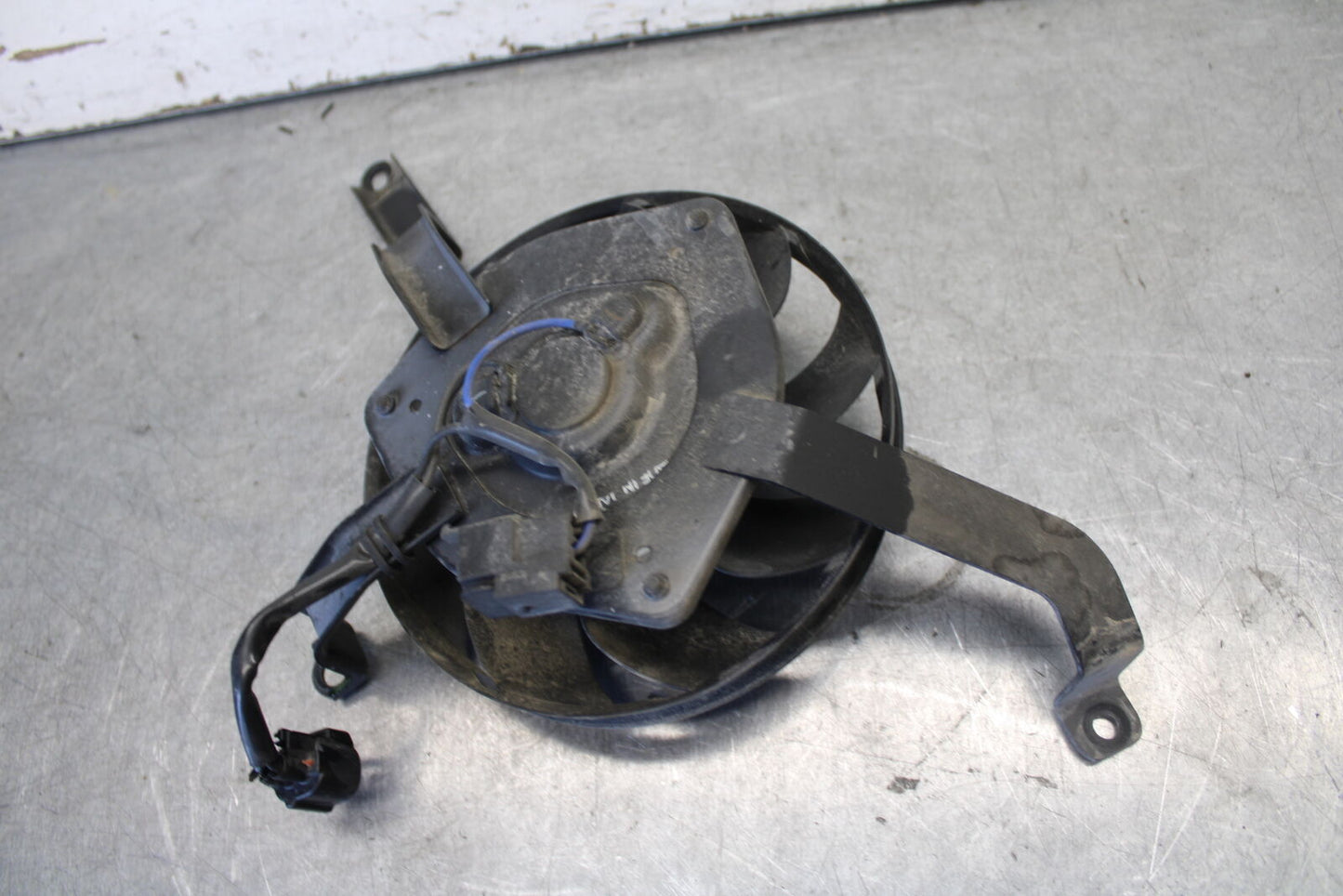 04 SUZUKI GSXR600 ENGINE RADIATOR COOLING FAN 17800-29G00 BB676