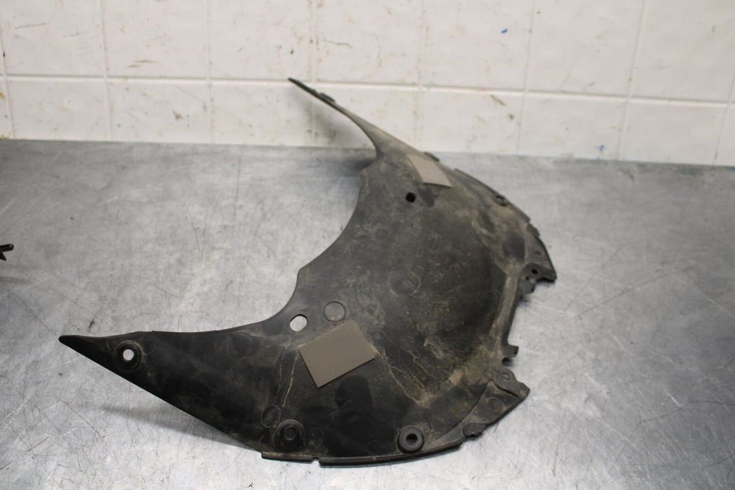 20 SUZUKI GSXR 1000 CENTER UNDER PANEL TRIM COWL BB597