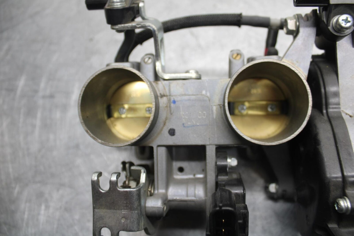 2015 Yamaha FJ09 MAIN FUEL INJECTORS / THROTTLE BODIES BB41