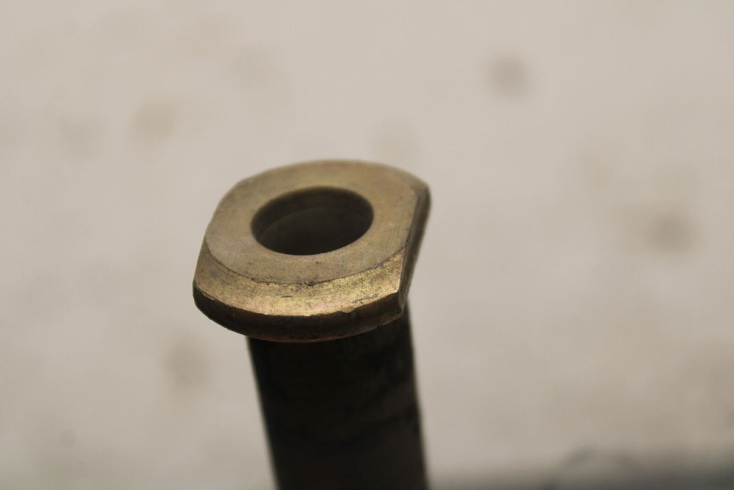 03-04 TRIUMPH DAYTONA 600 REAR AXLE BACK WHEEL RIM PIVOT BOLT AXEL BB745