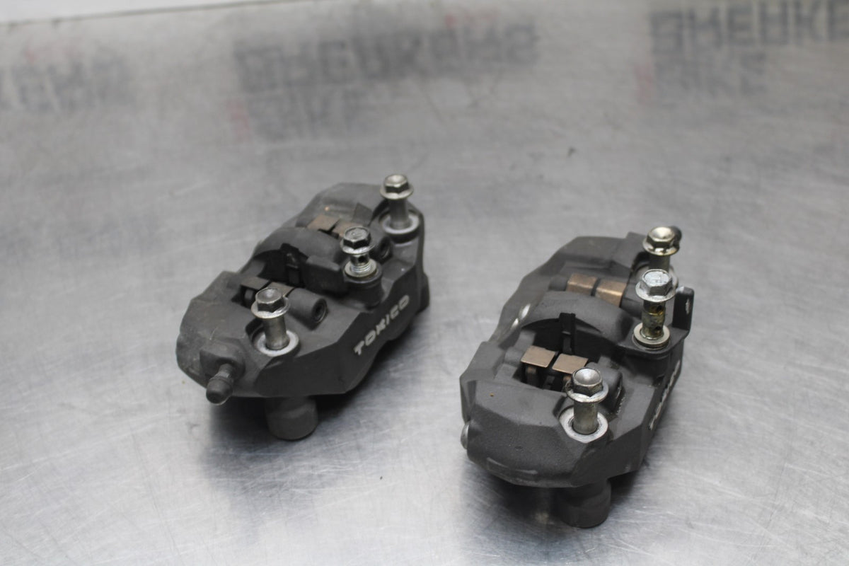 06-07 SUZUKI GSXR 600 RIGHT LEFT FRONT BRAKE CALIPER SET PAIR CALIPERS BB822