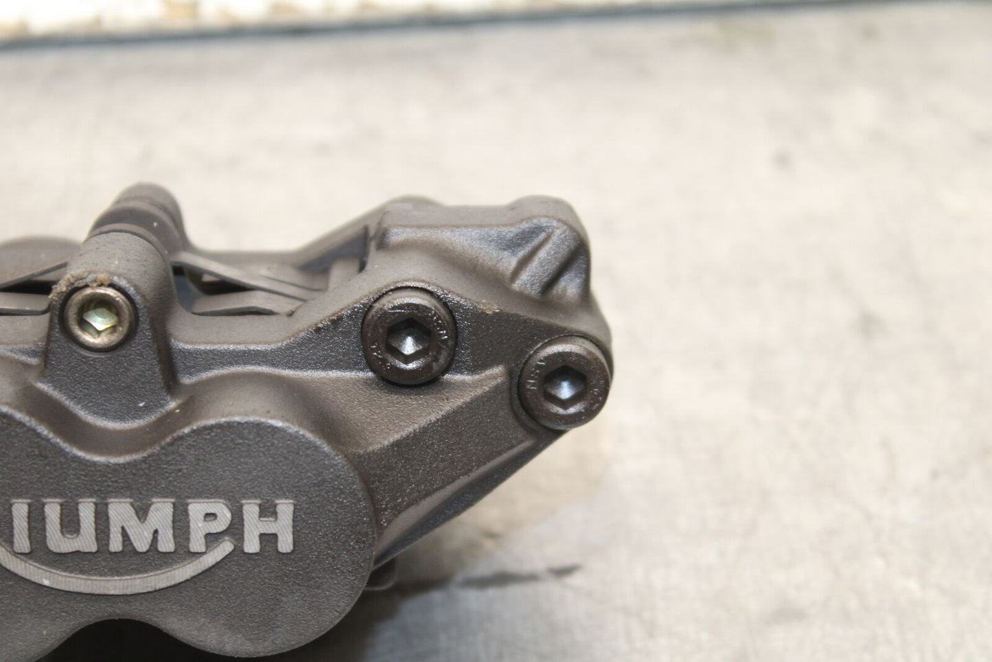 03-04 TRIUMPH DAYTONA 600 RIGHT LEFT FRONT BRAKE CALIPER SET PAIR CALIPERS BB745