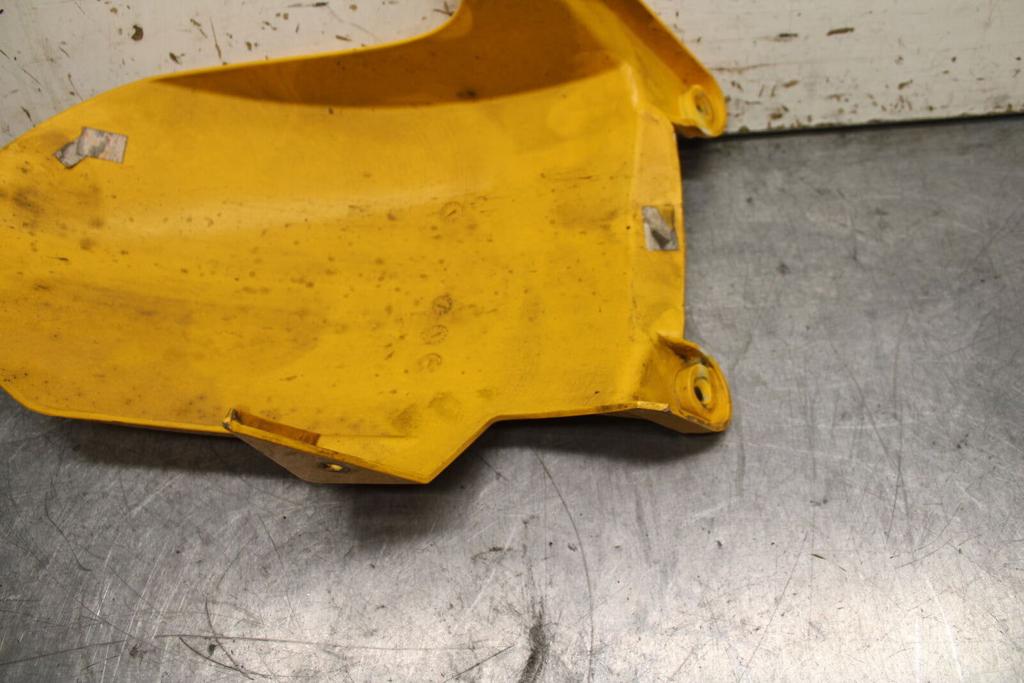 03-04 TRIUMPH DAYTONA 600 REAR BACK WHEEL TIRE HUGGER FENDER BB745
