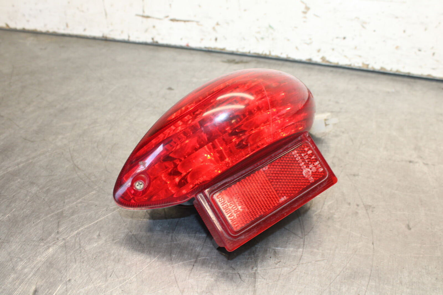 04-05 SUZUKI KATANA 750 GSX750F REAR TAIL TAILLIGHT BACK BRAKE LIGHT BB110