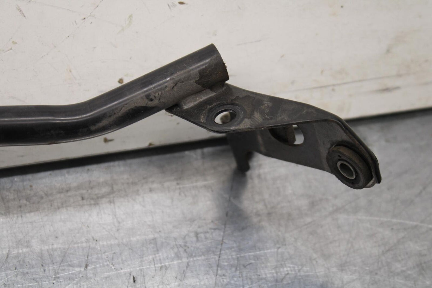 04-09 SUZUKI GS 500 FH GS500F PASSENGER REAR SEAT GRAB BAR HANDLE SET BB97