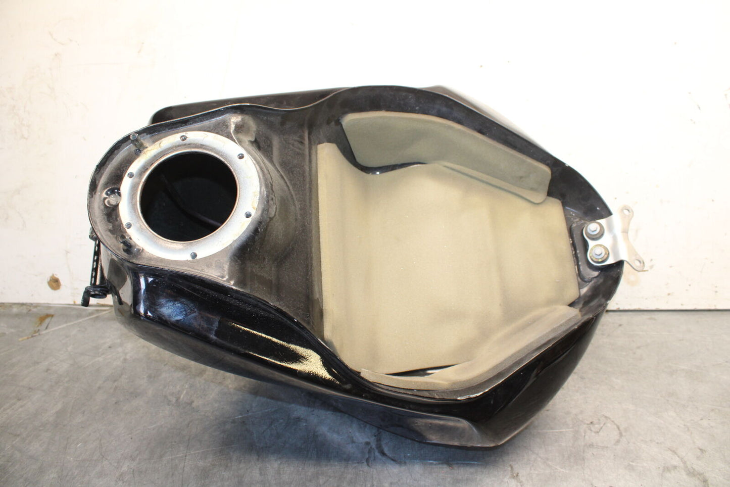 07-08 TRIUMPH DAYTONA 675 GAS TANK FUEL CELL PETROL RESERVOIR T2401091-CM BB685