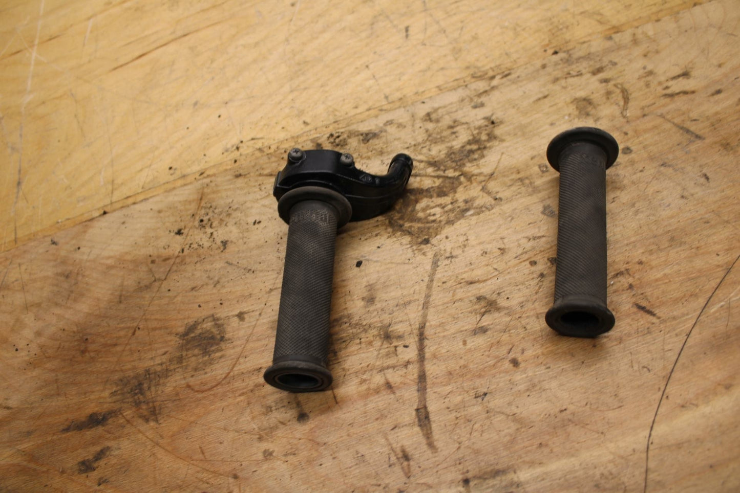 04-05 KAWASAKI NINJA ZX10R THROTTLE CABLE LINE HOUSING GUIDE GRIPS BB322