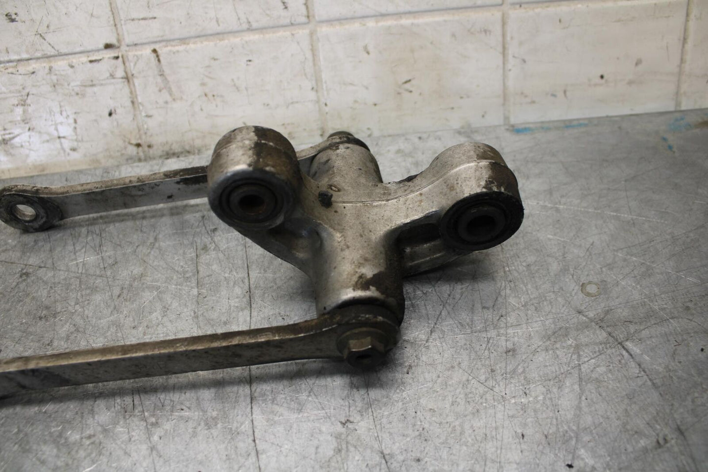 2001 Suzuki GSXR1000 REAR DOGBONE SHOCK LINKAGE LINK 62600-35870 BB52