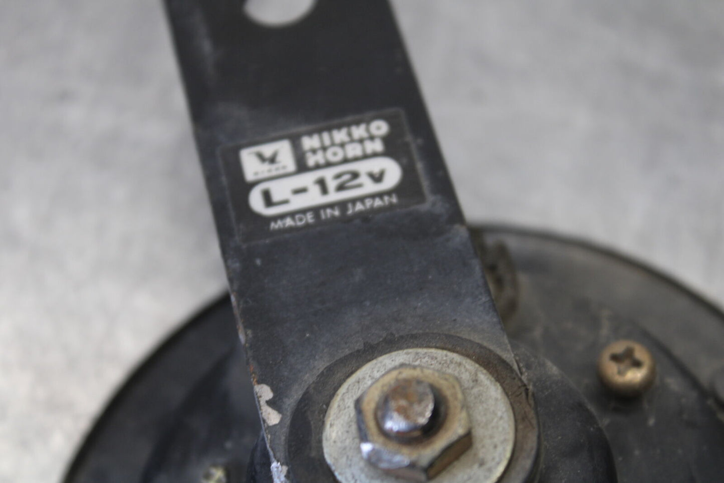 01-06 TRIUMPH TIGER 955I HORN SIGNAL BB693