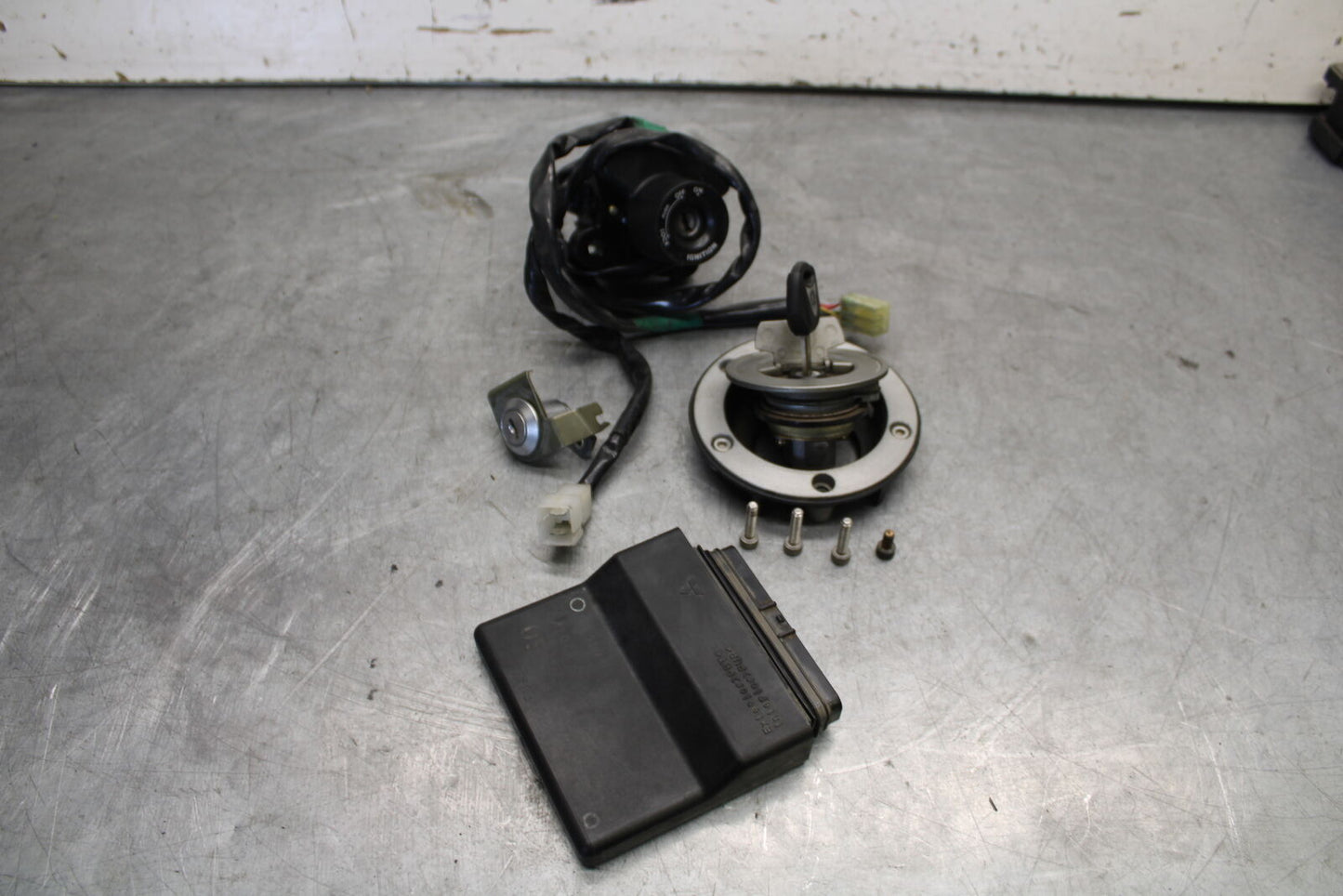 04-06 YAMAHA YZF R1 ECU IGNITION LOCK KEY SET W/ GAS CAP AND SEAT LOCK BB659