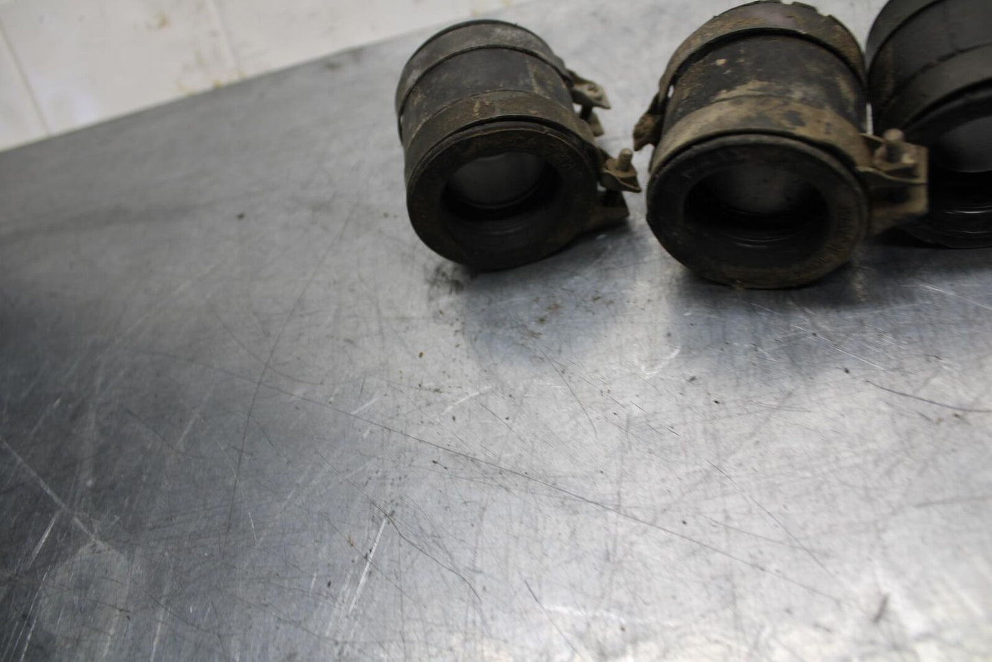 75 SUZUKI GT 550 INTAKE MANIFOLDS BB72