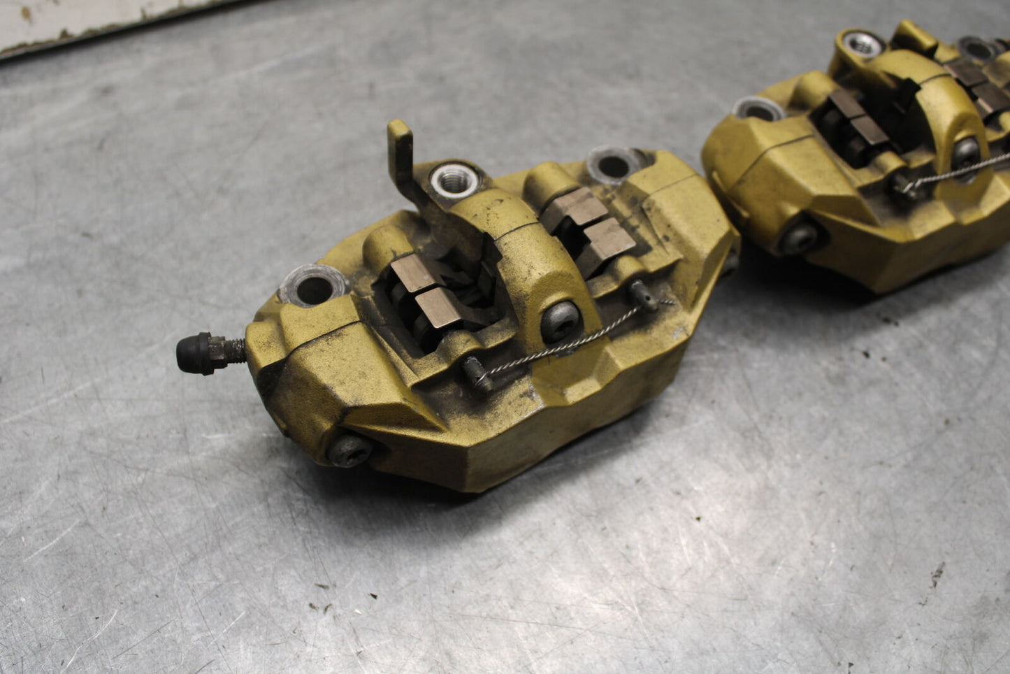 04-05 SUZUKI GSXR600 RIGHT LEFT FRONT BRAKE CALIPER SET PAIR CALIPERS BB658