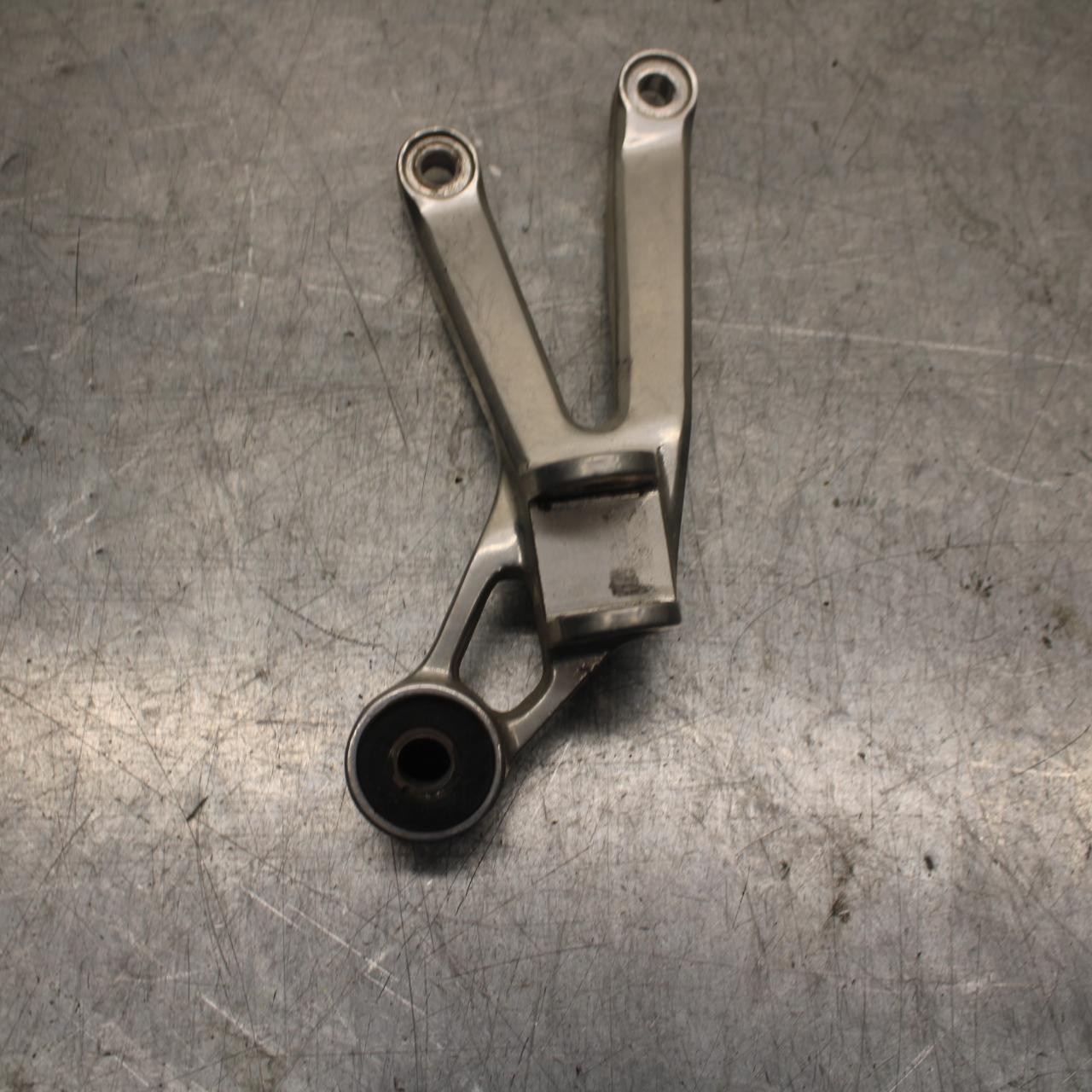 98-99 YAMAHA YZF R1 RIGHT REAR FOOT PEG BRACKET EXHAUST BB74