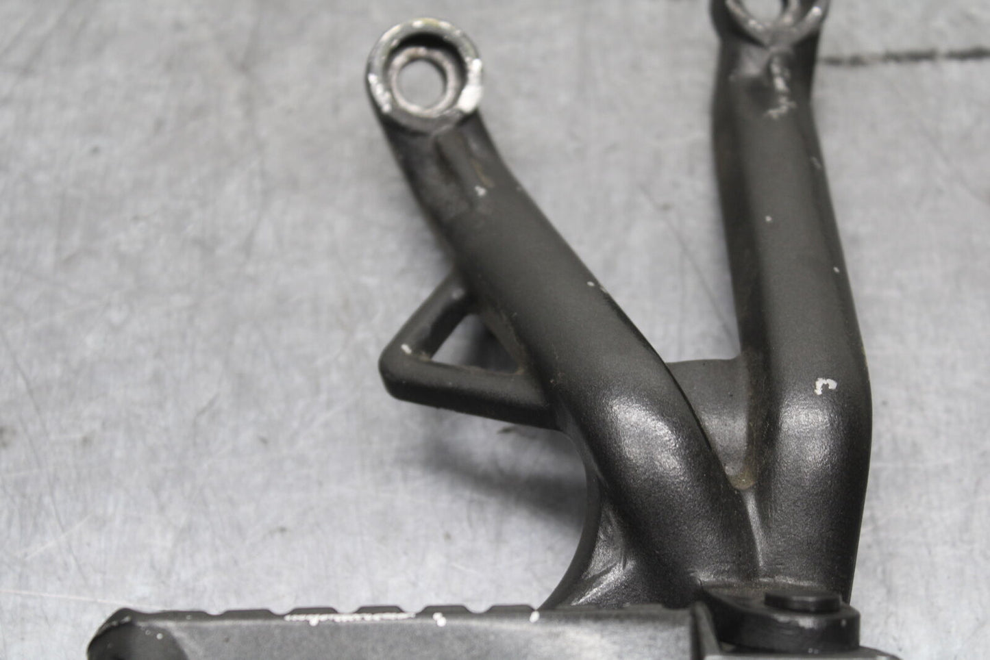 03-04 TRIUMPH DAYTONA 600 RIGHT REAR BACK PASSENGER PEG BB745