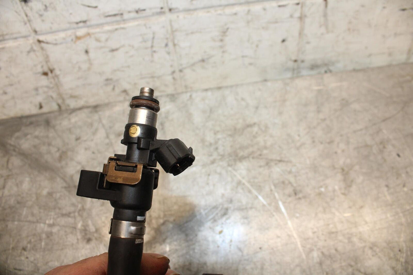 22-23 HUSQVARNA VITPILEN 401 FUEL INJECTOR BB541