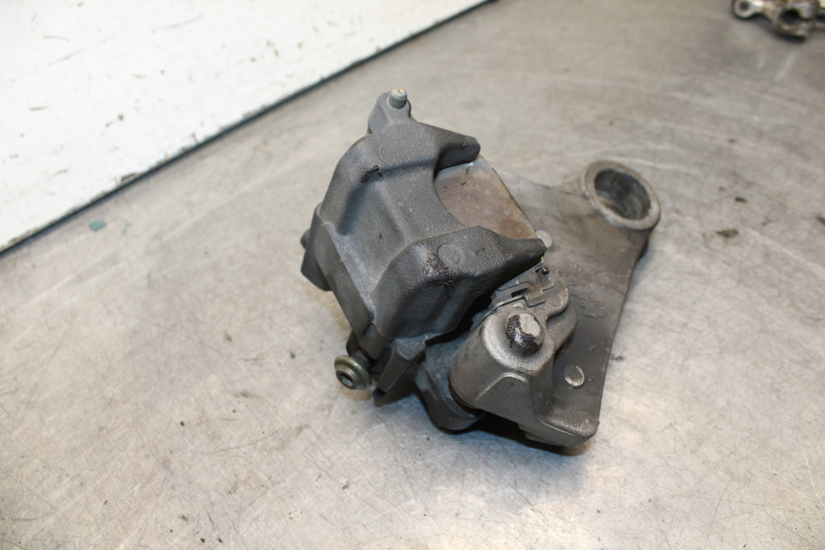 04-06 YAMAHA YZF R1 REAR BACK BRAKE CALIPER W MOUNT BRACKET BB659