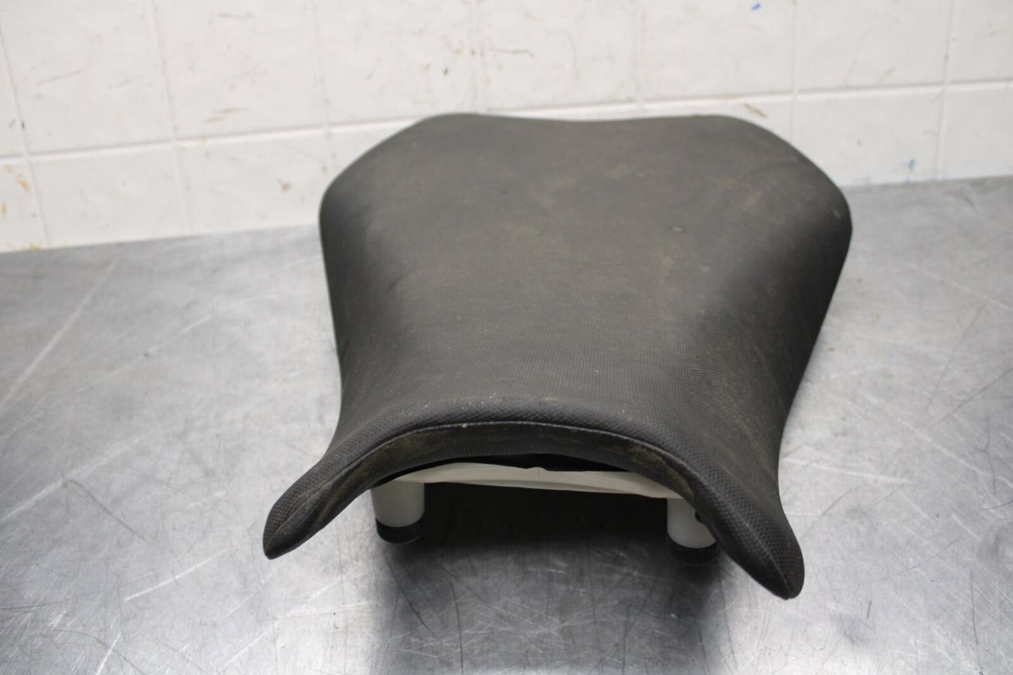 20 SUZUKI GSXR 1000 FRONT DRIVERS SEAT PAD SADDLE PILLION BB597