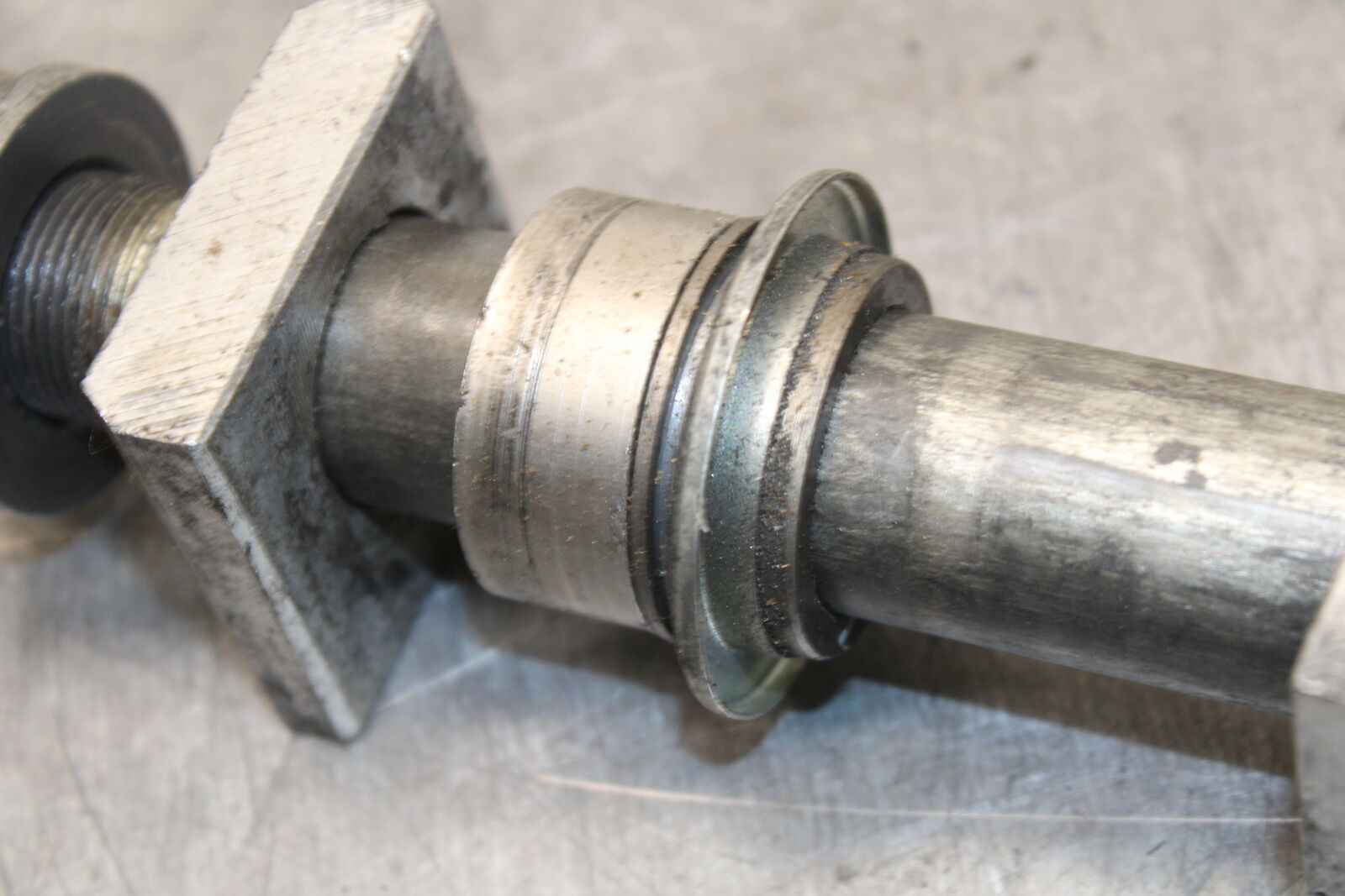 01-03 SUZUKI GSXR600 REAR AXLE BACK WHEEL RIM PIVOT BOLT AXEL BB336