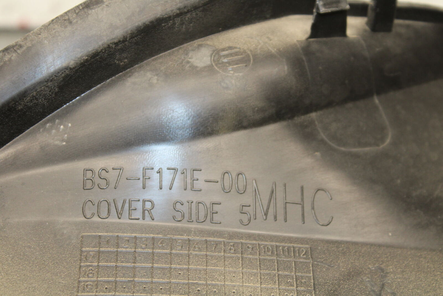 19-24 YAMAHA R3 LEFT FRONT SIDE SEAT SADDLE PANEL TRIM COWL FAIRING BB736