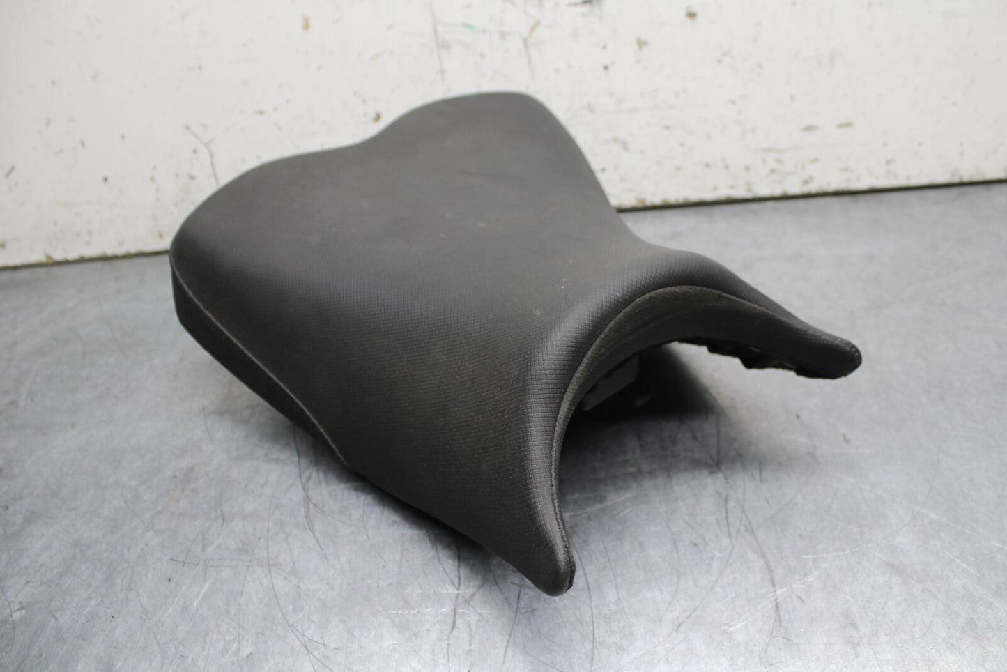 19-22 KAWASAKI Z400 FRONT DRIVERS SEAT PAD SADDLE PILLION BB738