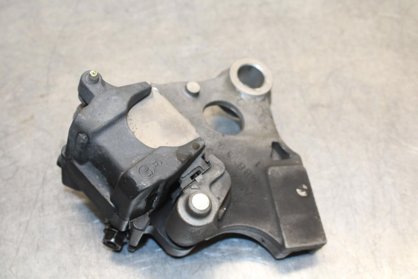 01-06 HONDA CBR600F4I REAR BRAKE CALIPER W MOUNT BRACKET 43150-MBW-006 BB626