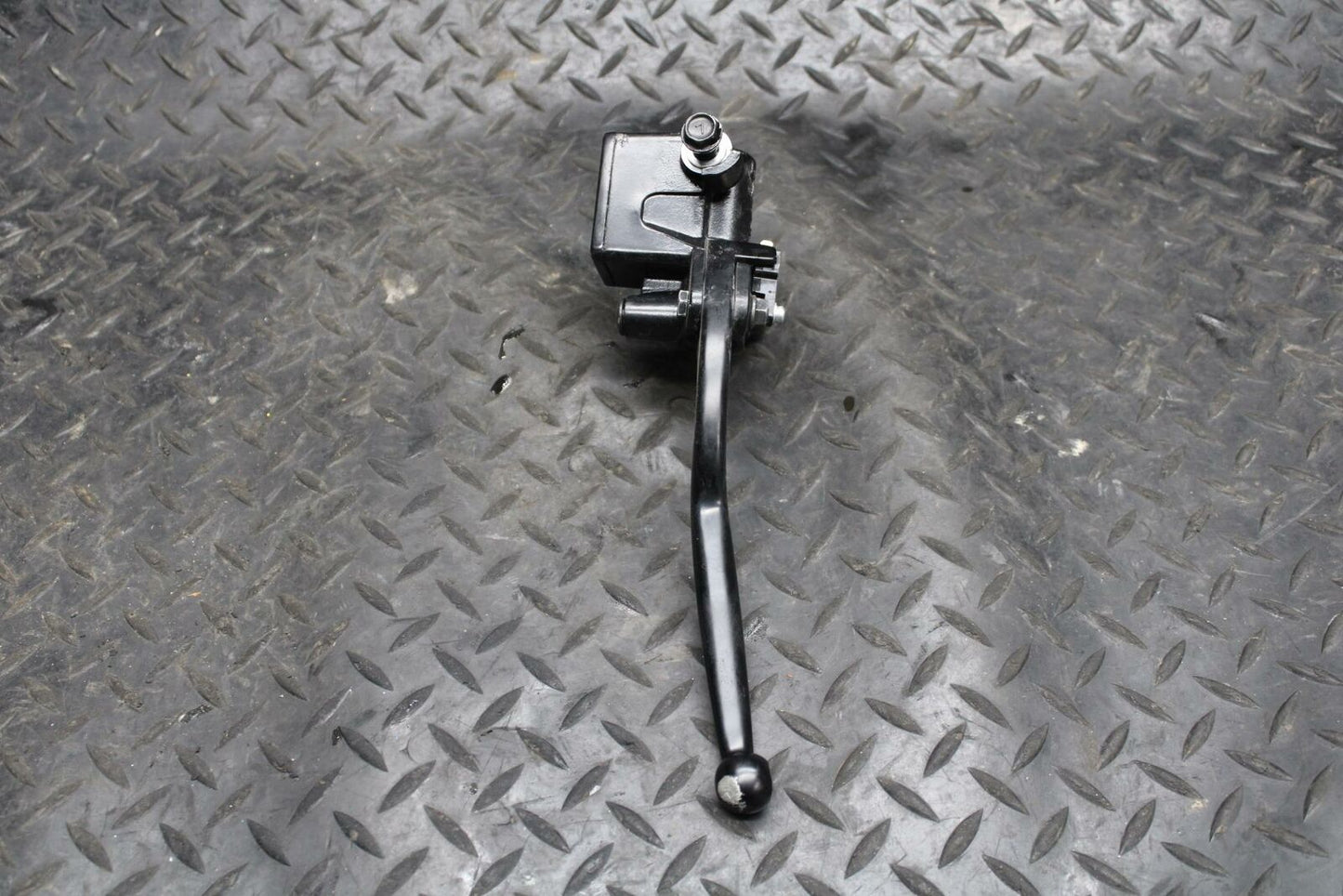 17 KAWASAKI NINJA 300 FRONT BRAKE MASTER CYLINDER w/ LEVER 43015-0622 BB215